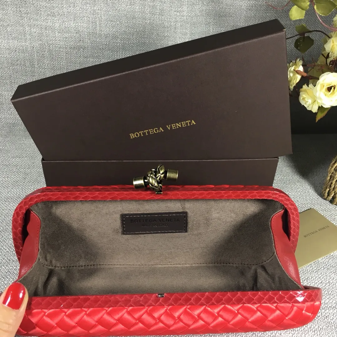 8651 Large Classic Dinner Bag ~~~Snake leather with ribbon ~~~Dense and slippery, not easy to fluff, can hold iPhones of all sizes! Size: 25cm*9.5cm*4cm